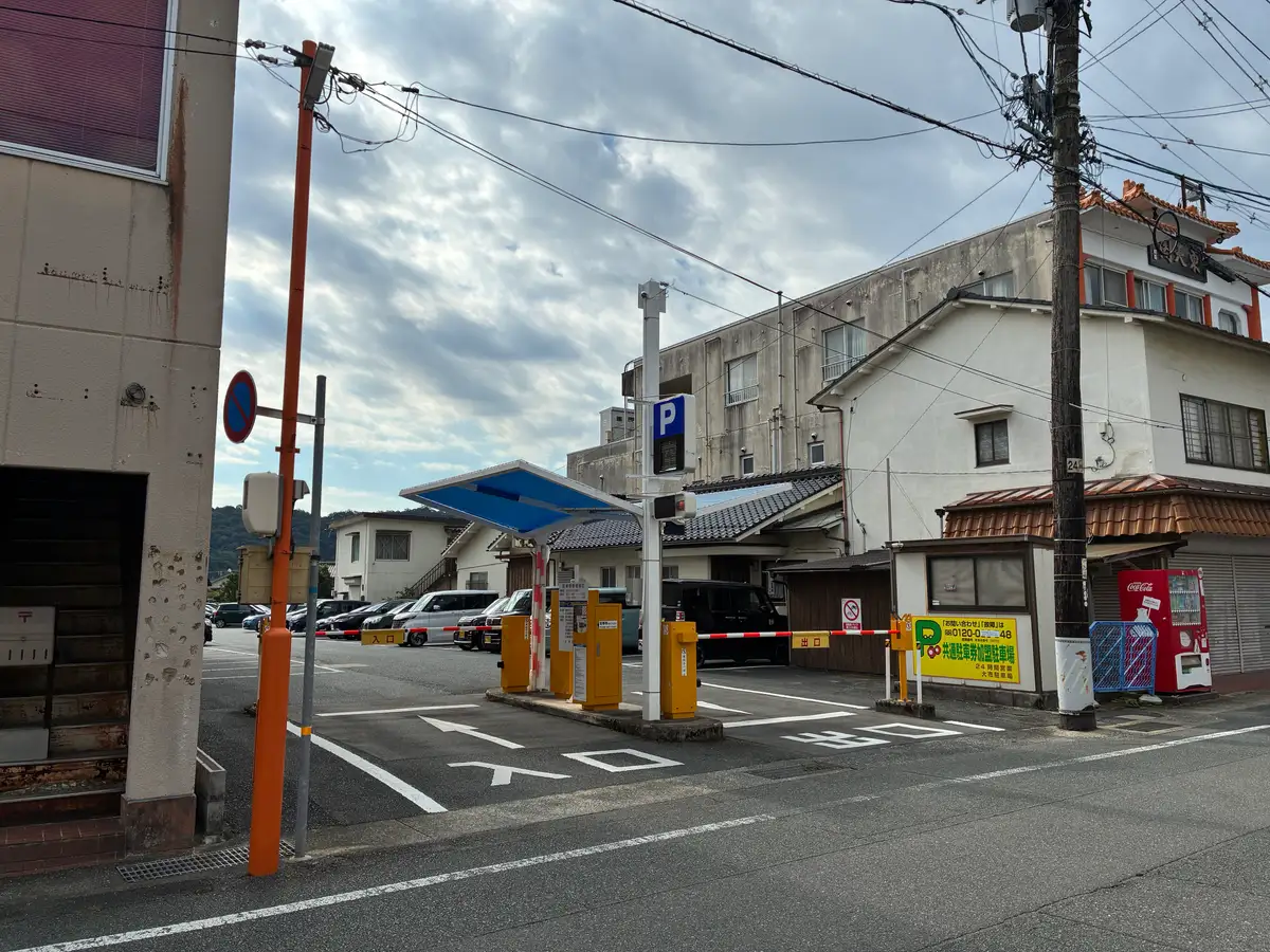 黄色い看板の建物の隣にある大市駐車場の入口