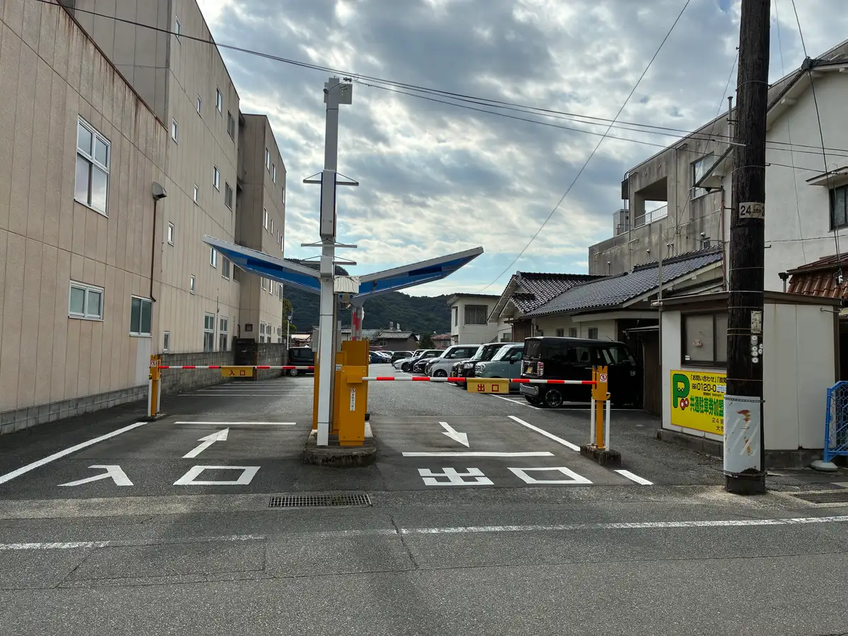 正面から見た大市駐車場の入出庫ゲート