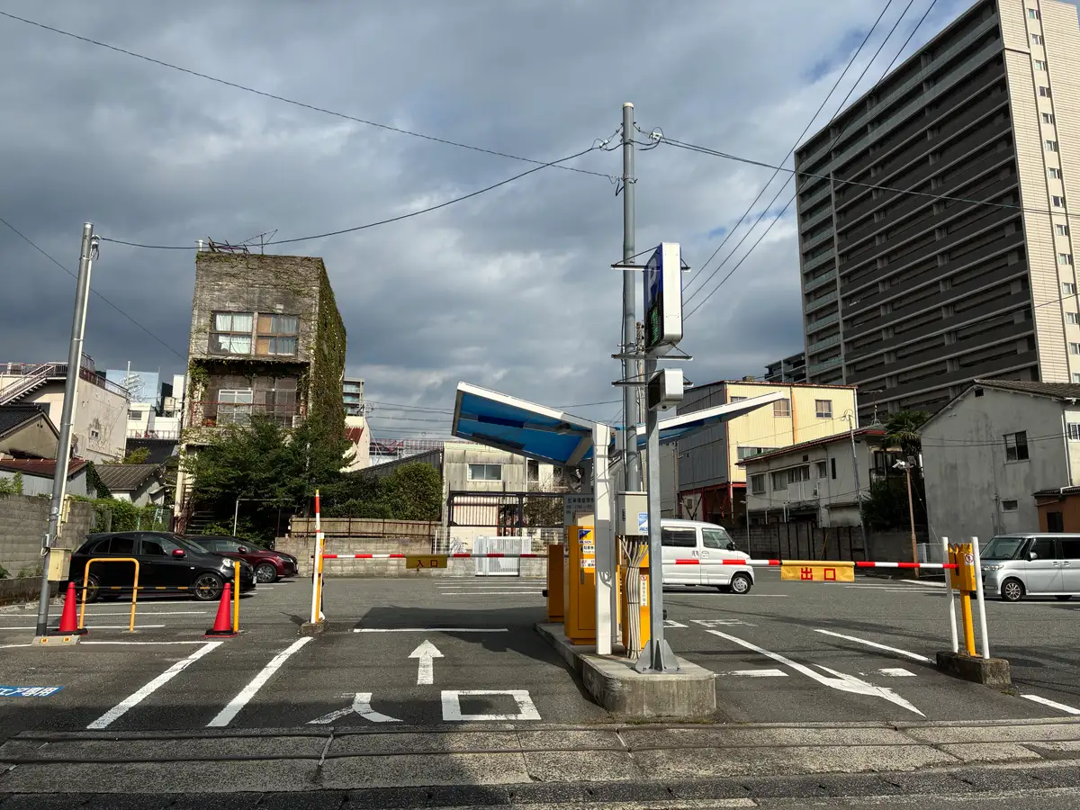 青い屋根のゲートが並ぶ米屋町駐車場の入口