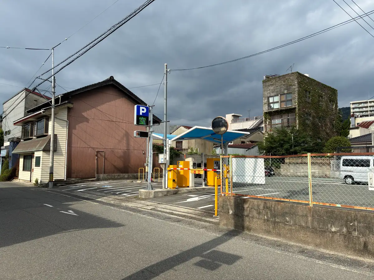 通りの角から見た米屋町駐車場のP看板とゲート