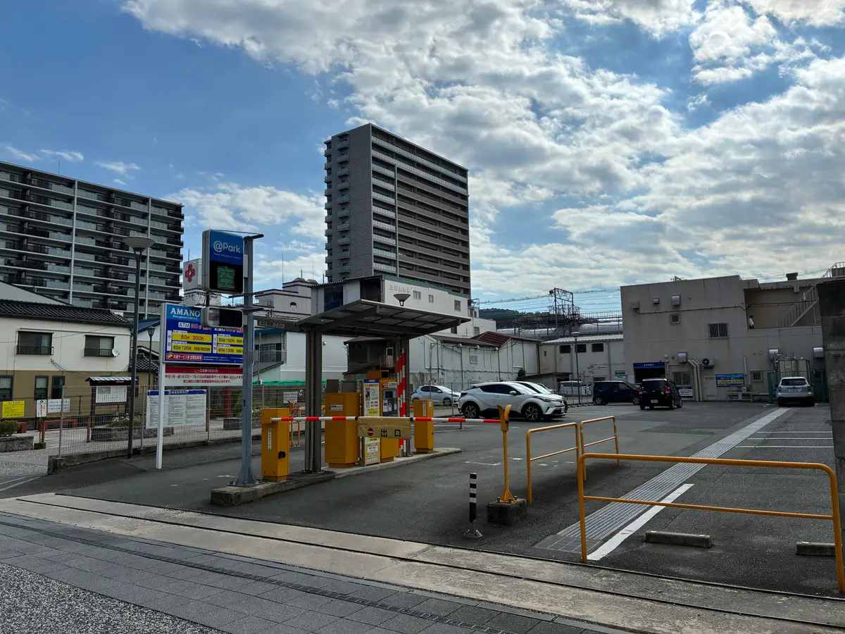 ゲートと精算機があるアットパーク米屋町の入口