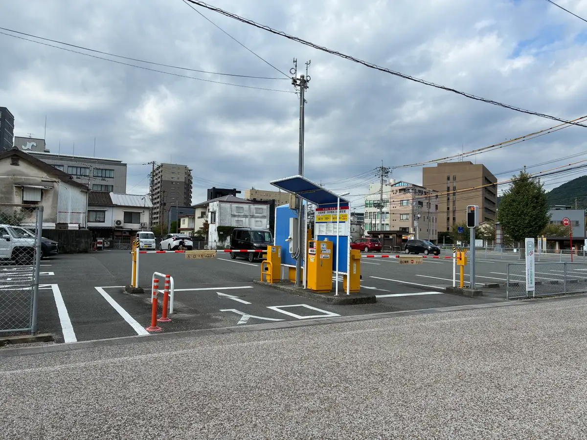 青い精算機が並ぶ中市第2駐車場の入口