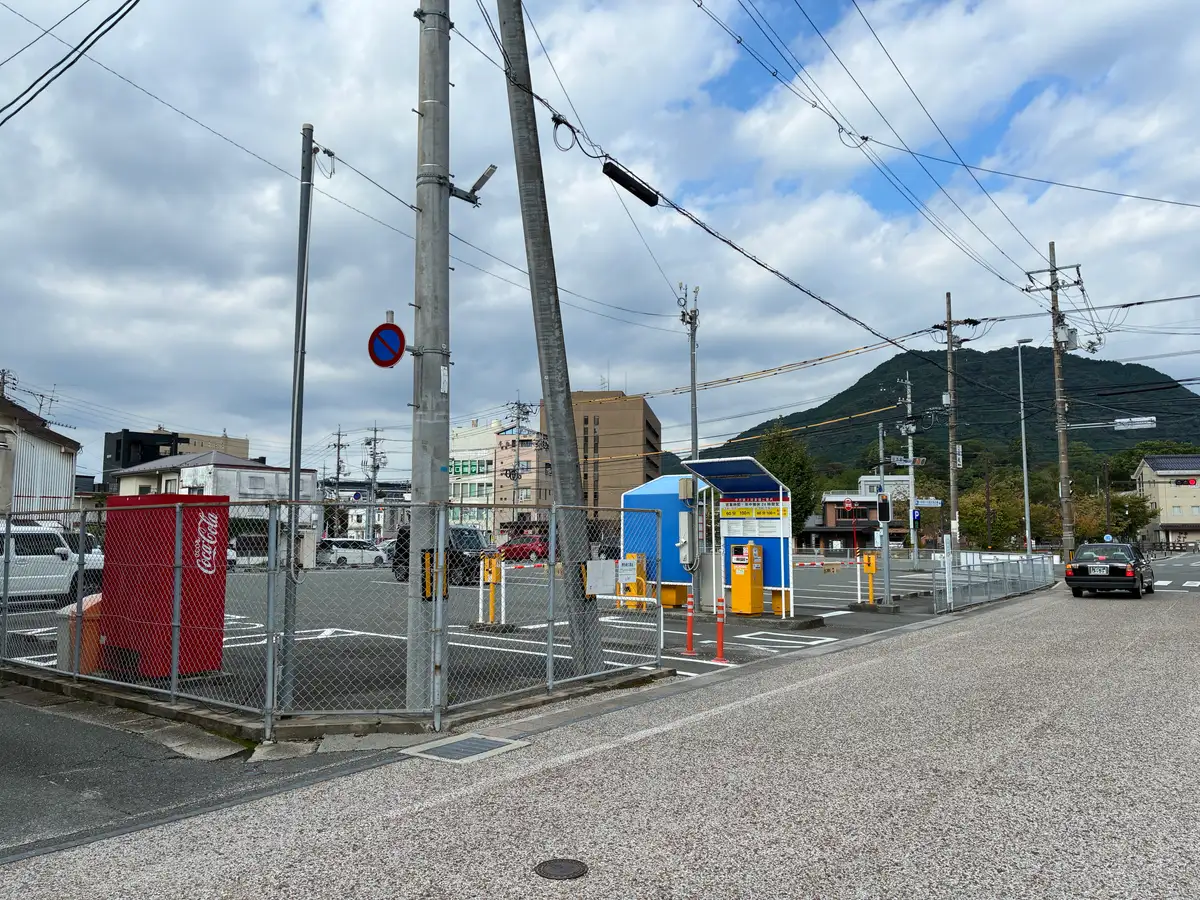 通り沿いのフェンス越しに見た中市第2駐車場