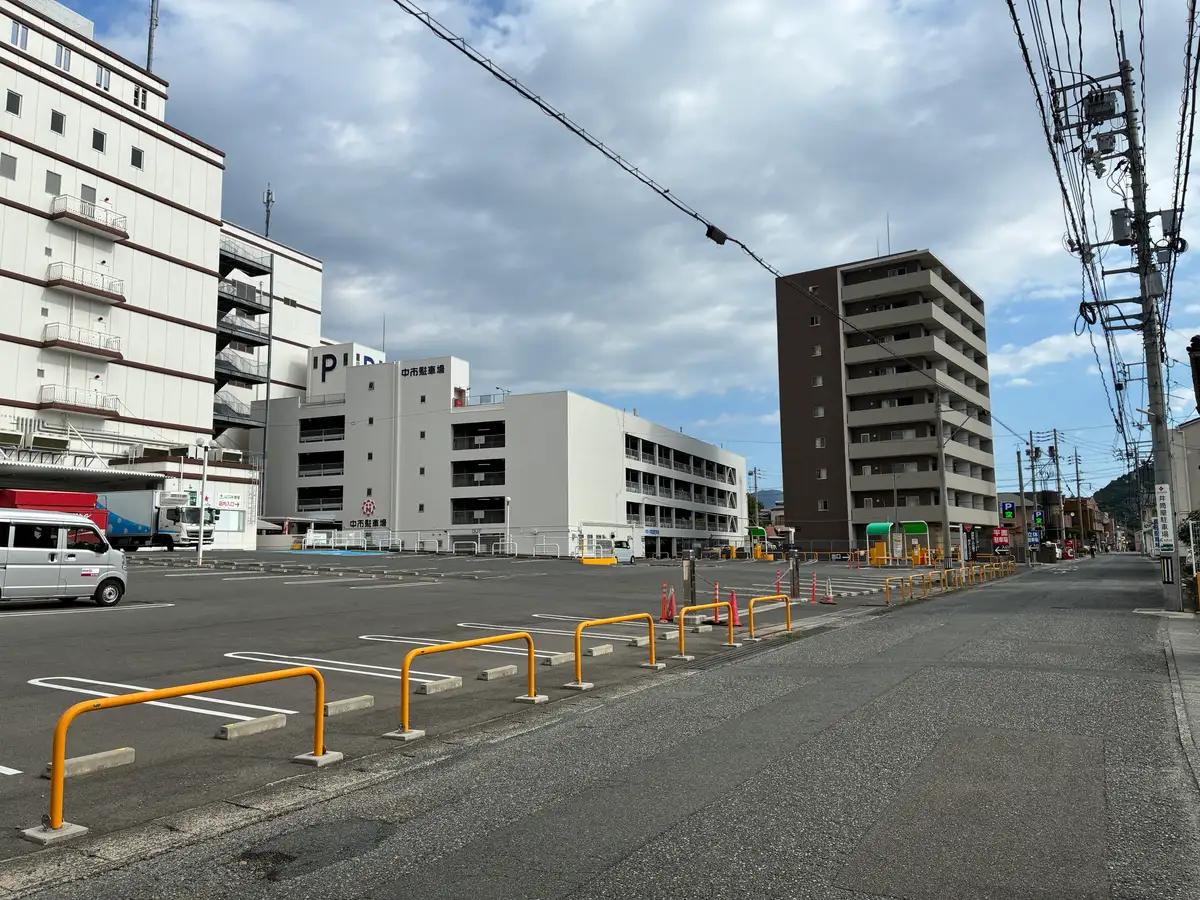 平面駐車場の奥に建つ中市・井筒屋駐車場（立体）の建物