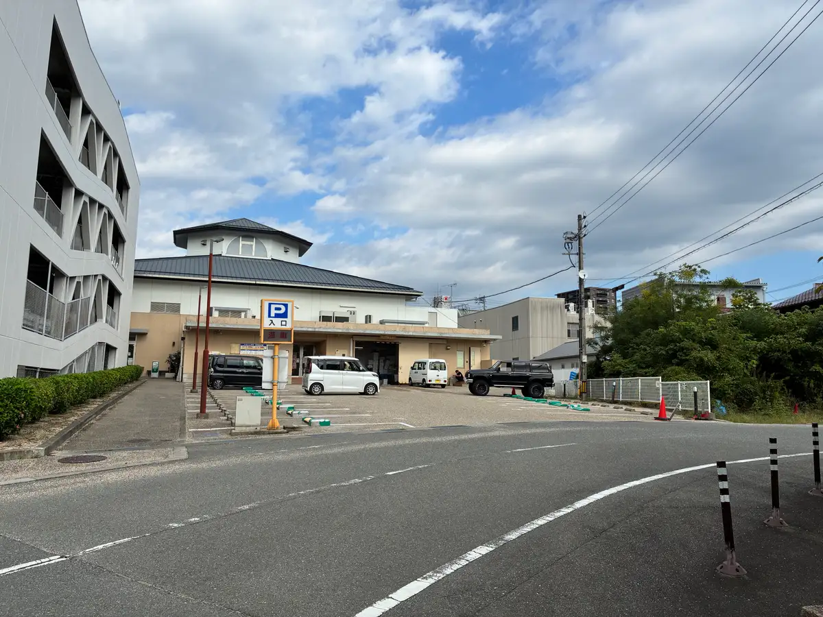「P 入口」の看板が立つマルシェ中市駐車場の入口