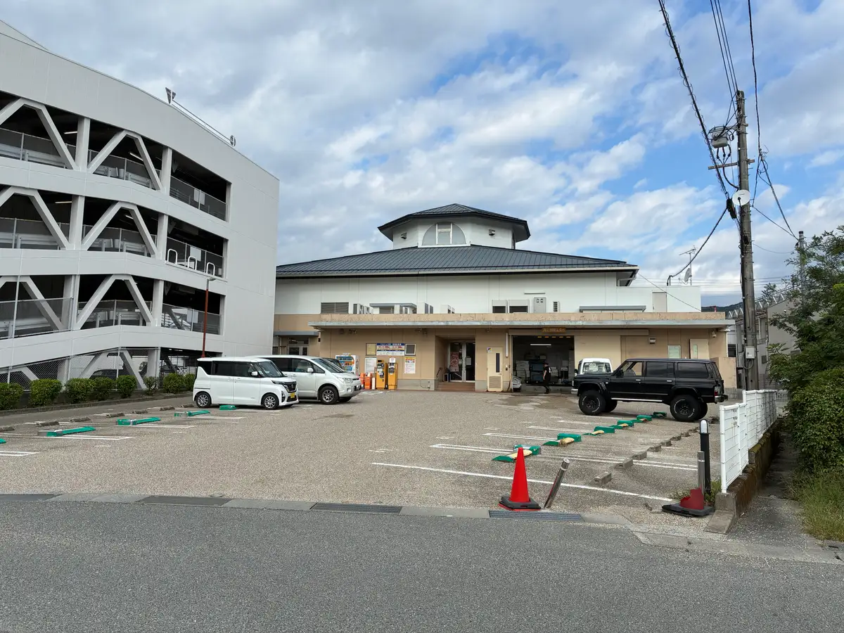 マルシェ中市の建物前に広がる駐車場
