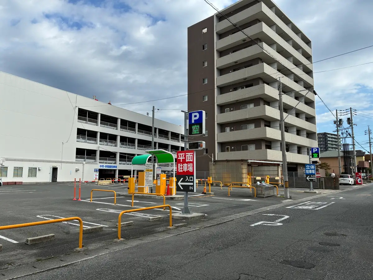 「平面駐車場 入口」の看板が立つ中市・井筒屋駐車場（平面）