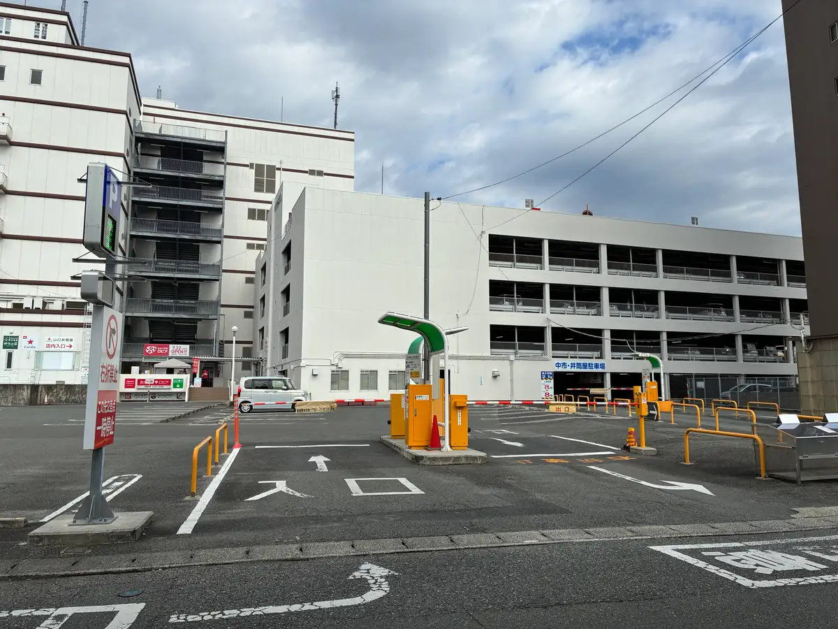 立体駐車場の建物を背にした中市・井筒屋駐車場（平面）の場内