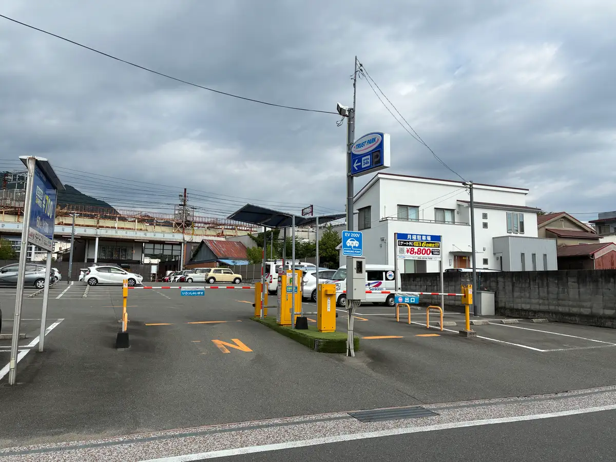線路沿いに広がるトラストパーク道場門前の場内