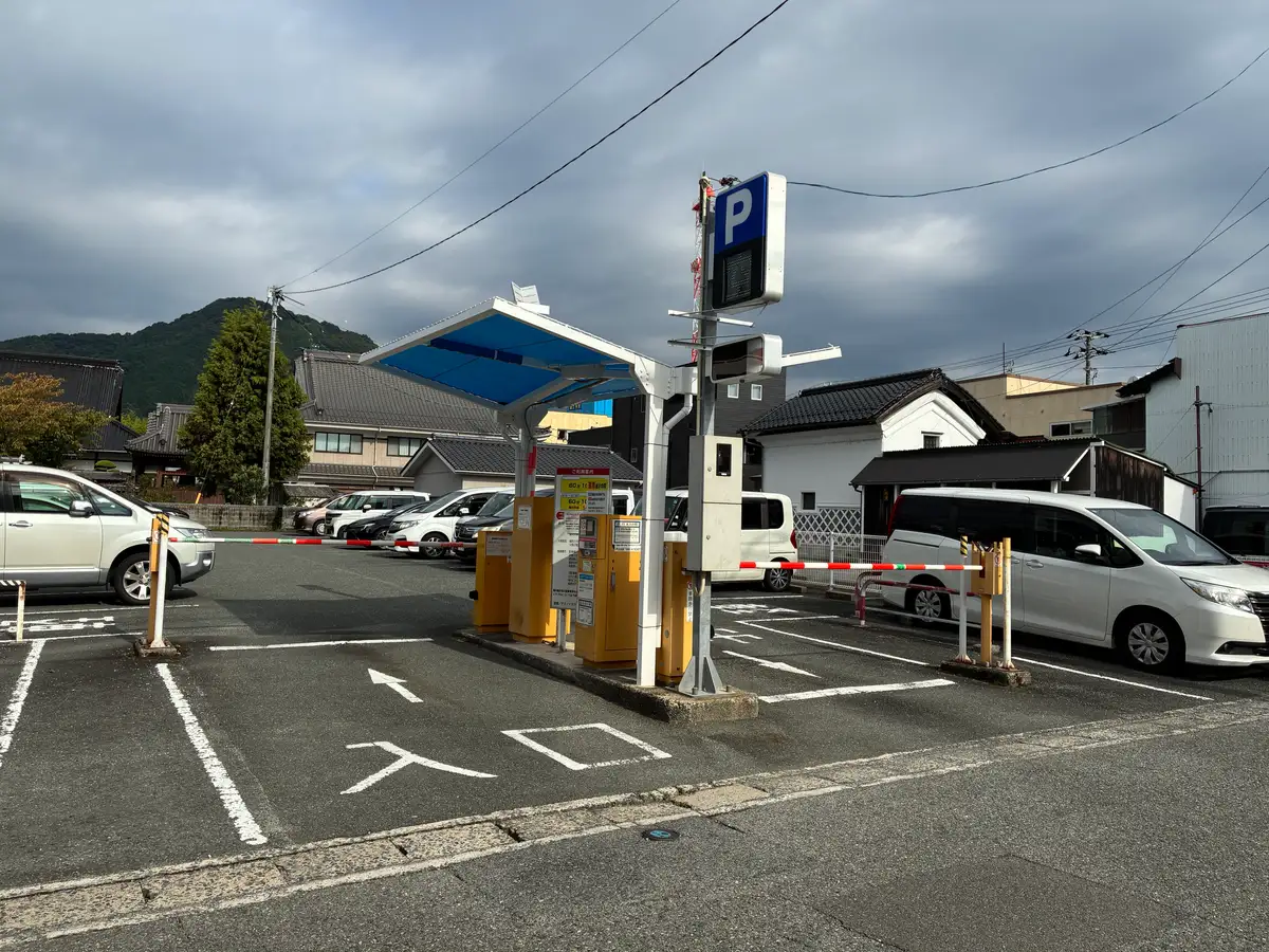 P看板と精算機が並ぶ西門前駐車場の入口