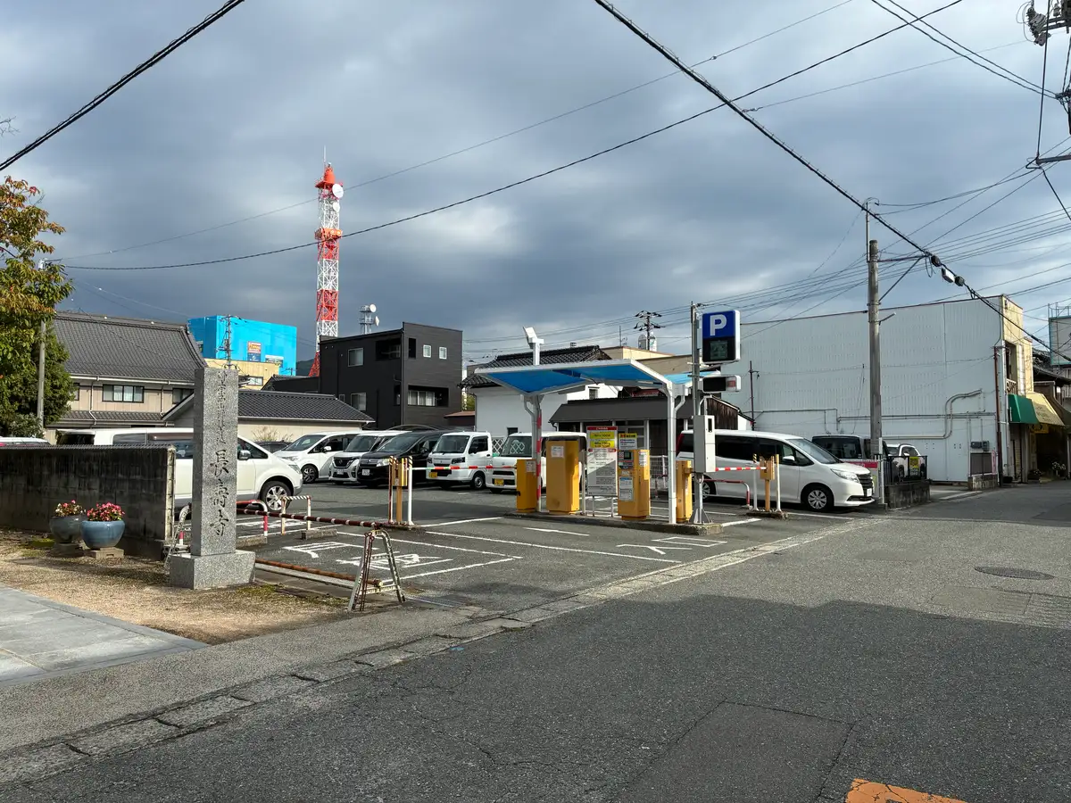 石碑の脇から見た西門前駐車場の全景
